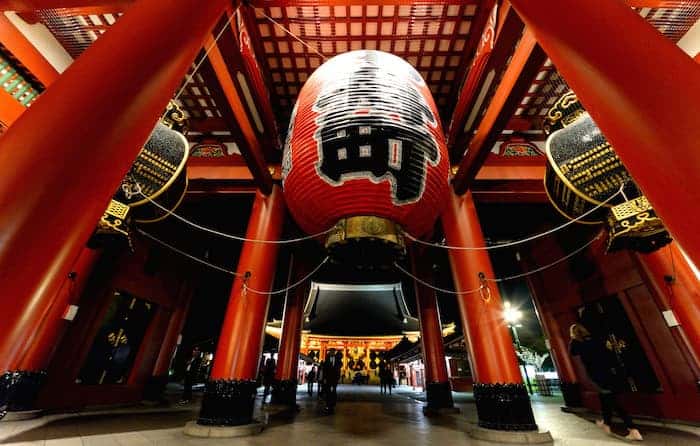 Il portale kaminarimon del Senso-ji a Tokyo