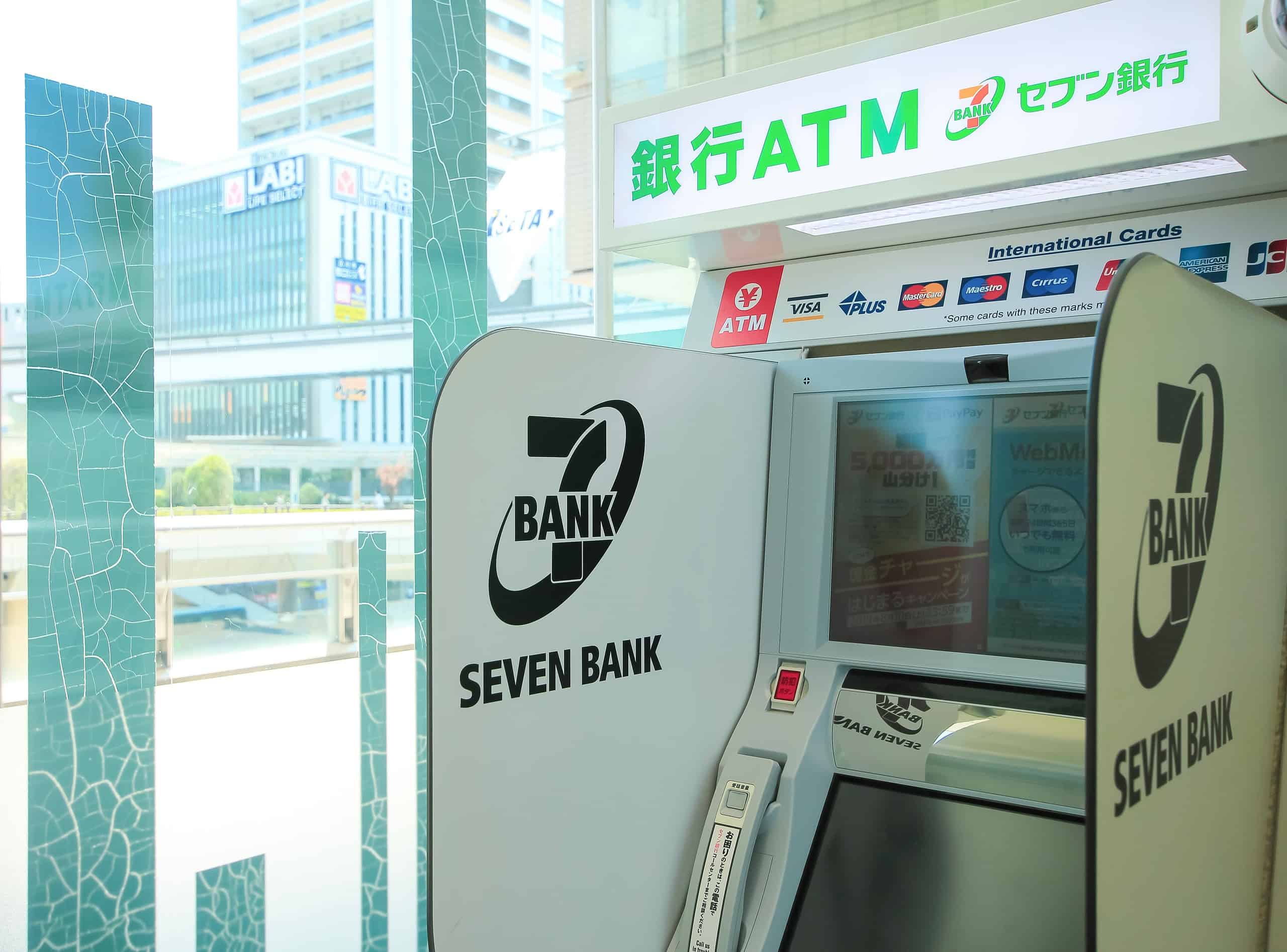 ATM in Giappone in uno dei tanti konbini