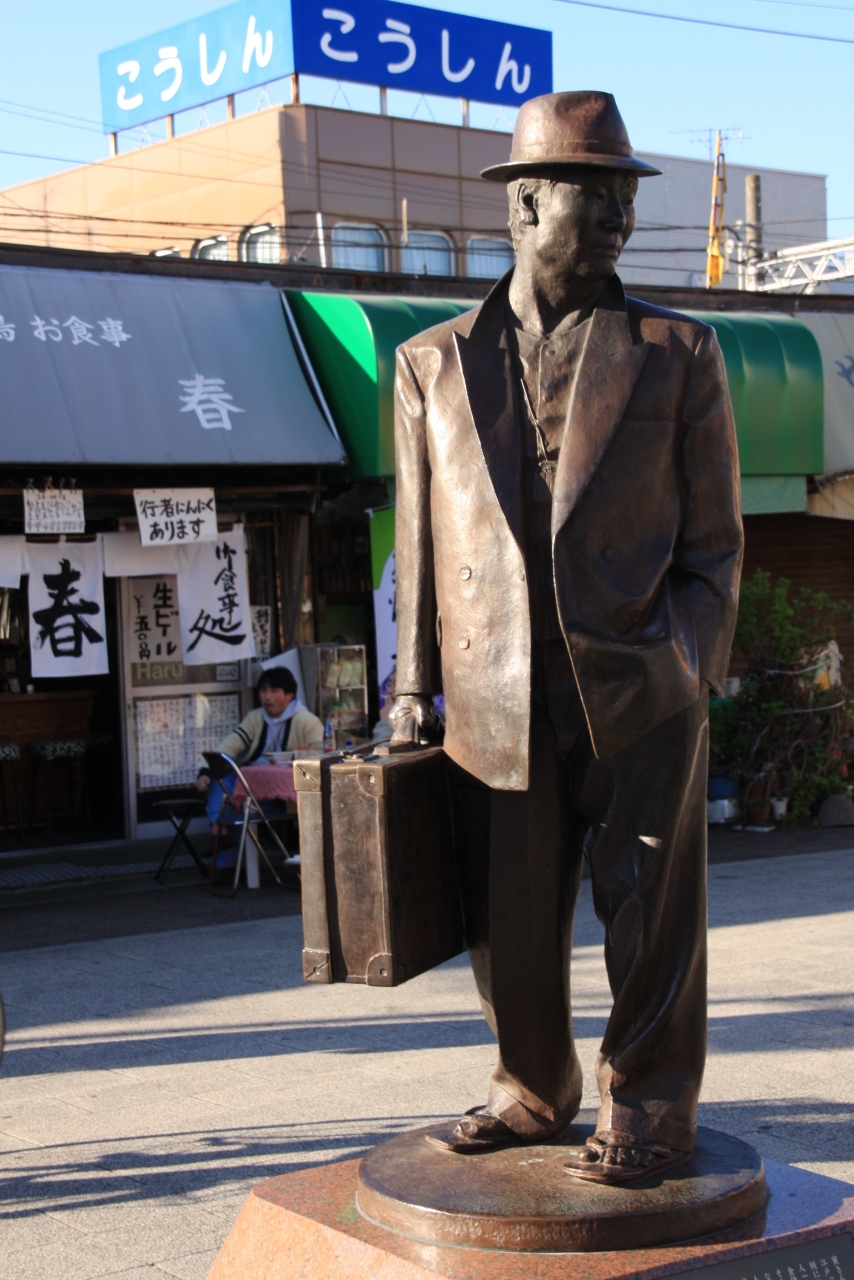 Statua di Tora-san a Shibamata, Tokyo